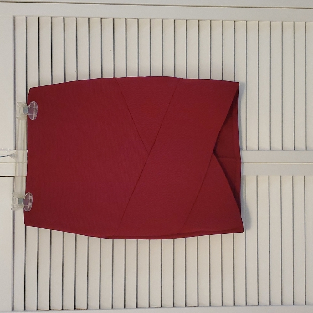 Burgundy, high-waisted mini skirt. S, Small. Stretchy!